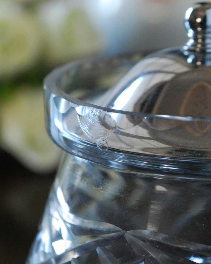 アンティーク 雑貨のガラス小物 アンティーク雑貨 贅沢なティータイムが味わえるスプーン付きのシュガーポットセット。カケがあるのでSALE価格ですカケがありました。(pg-5406)