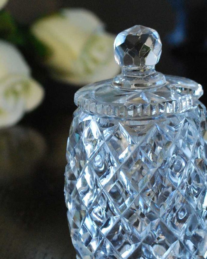 アンティーク 雑貨のガラス小物　アンティーク雑貨　ティータイムに華を添えるアンティークプレスドグラス、スパイスケース（調味料入れ）。イギリスの食卓には欠かせないアイテム最後の味付けをするのは食べる人自身と言う個人主義を大切にするイギリスでは、食卓には欠かせないスパイスセット。(pg-5407)