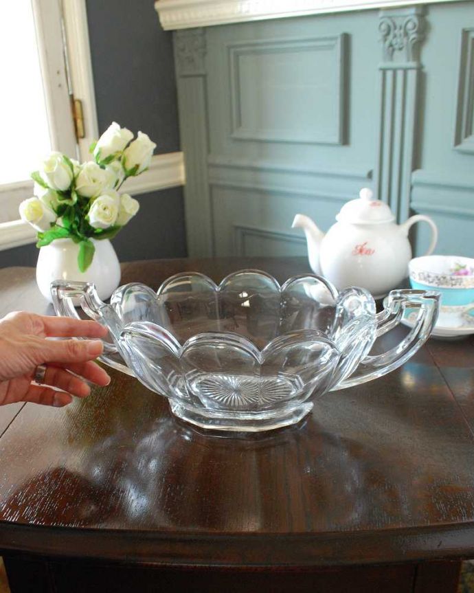 アンティーク 雑貨のガラス小物　アンティーク雑貨　大きなお花が咲いたような可愛いデザインのプレスドグラスのボウル（持ち手付き）。いろいろ便利に使えます食卓で使うのはもちろん、お花を浮かべたり、花器代わりに使ったりと自分だけの使い方を楽しんで下さい。(pg-5413)