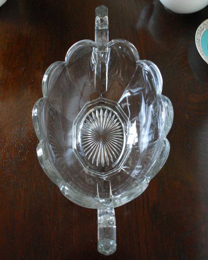 アンティーク 雑貨のガラス小物　アンティーク雑貨　大きなお花が咲いたような可愛いデザインのプレスドグラスのボウル（持ち手付き）。上から見るとこんな感じです。(pg-5413)