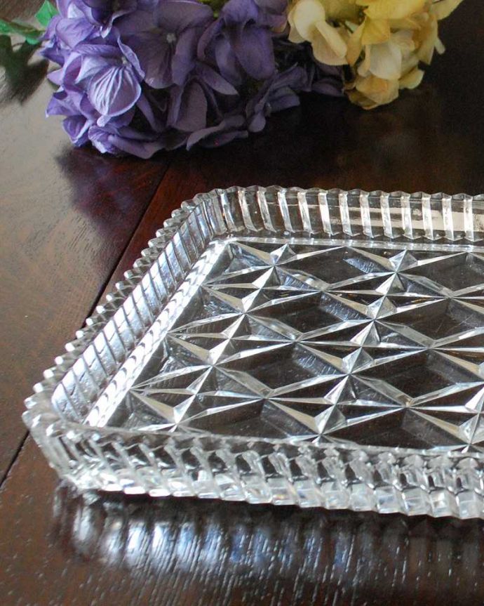 アンティーク 雑貨のガラス小物 アンティーク雑貨 幾何学模様がキラッと輝く美しさにうっとりする、アンティークプレスドグラスのプレート 。ドレッシングセットの1つだったトレイパフケースと燭台がこのトレイの上に乗せてセッティングされたドレッシングセット。(pg-5421)