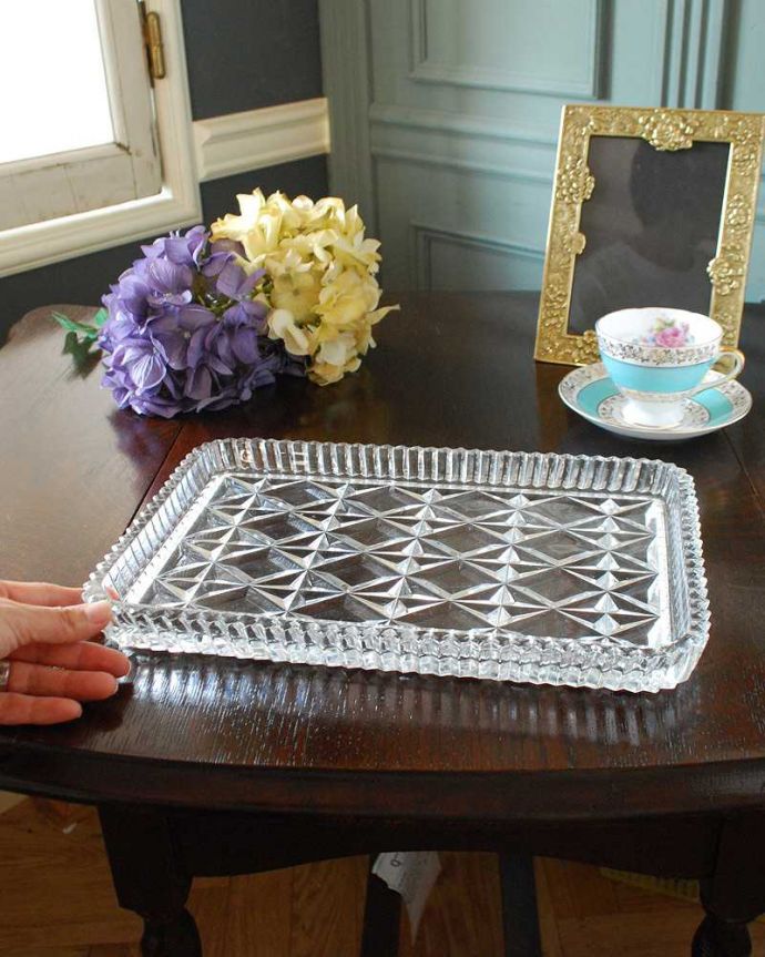 アンティーク 雑貨のガラス小物 アンティーク雑貨 幾何学模様がキラッと輝く美しさにうっとりする、アンティークプレスドグラスのプレート 。たっぷり乗せれる大きめサイズいろんなもの乗せて使える大きなトレイ。(pg-5421)