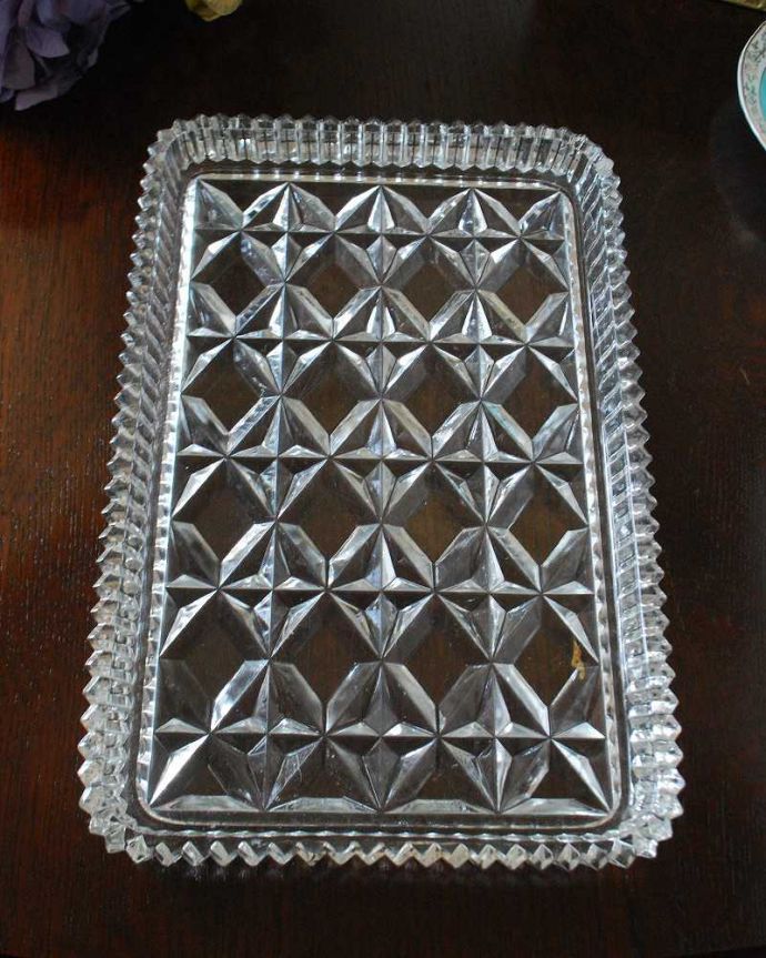 アンティーク 雑貨のガラス小物 アンティーク雑貨 幾何学模様がキラッと輝く美しさにうっとりする、アンティークプレスドグラスのプレート 。上から見ると、こんな形アンティークなので多少のキズやカケがある場合はありますが、使用上問題はありませんのでご了承下さい。(pg-5421)