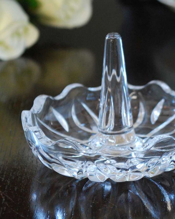 アンティーク 雑貨のガラス小物　アンティーク雑貨　アクセサリーをかわいく収納、アンティークガラスのリングスタンド。大切な指輪のために作られた場所真ん中に指輪を通して使われていたリングスタンド。(pg-5425)