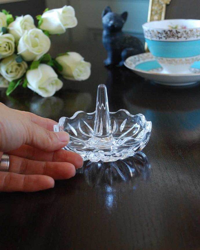 アンティーク 雑貨のガラス小物　アンティーク雑貨　アクセサリーをかわいく収納、アンティークガラスのリングスタンド。お気に入りのアクセサリーと一緒に真ん中に指輪を挿して周りにはピアスやネックレスを。(pg-5425)