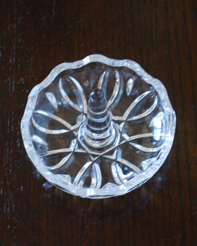 アンティーク 雑貨のガラス小物　アンティーク雑貨　アクセサリーをかわいく収納、アンティークガラスのリングスタンド。上から見るとこんな感じですアンティークなので多少のキズ・欠けがある場合がありますが、使用上問題ありませんので予めご了承下さい。(pg-5425)