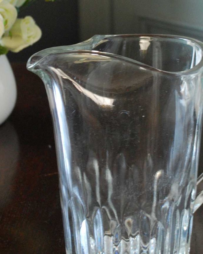 アンティーク 雑貨のガラス小物　アンティーク雑貨　ワンランク上の食卓を演出する、アンティークプレスドグラスのレモネードジャグ（ピッチャー）。憧れのレモネードが似合うジャグシンプルなデザインのレモネードジャグは、春から夏にかけて芝生のグリーンが鮮やかな時期にレモネードを入れて使われていました。(pg-5434)