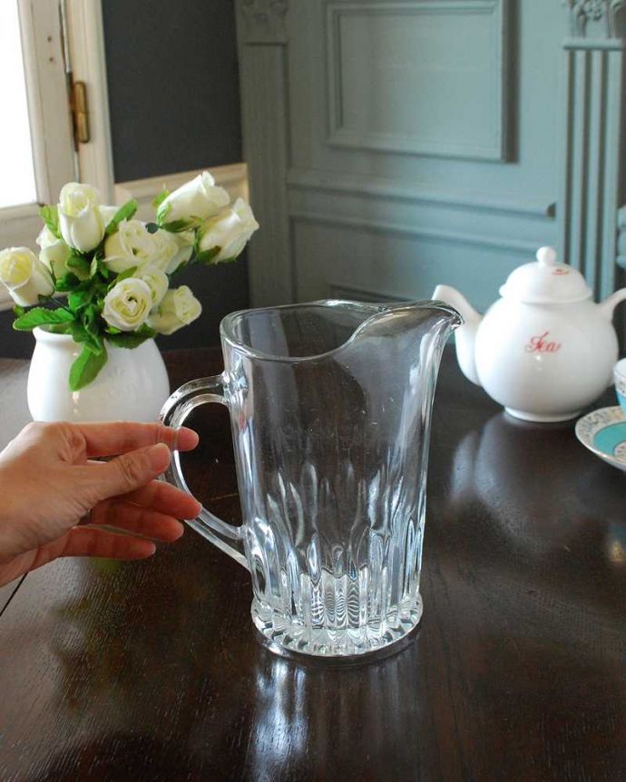 アンティーク 雑貨のガラス小物　アンティーク雑貨　ワンランク上の食卓を演出する、アンティークプレスドグラスのレモネードジャグ（ピッチャー）。いろんな使い方で楽しんで下さい飲み物を入れるのはもちろんフラワーベースとしても使いやすい便利なサイズです。(pg-5434)