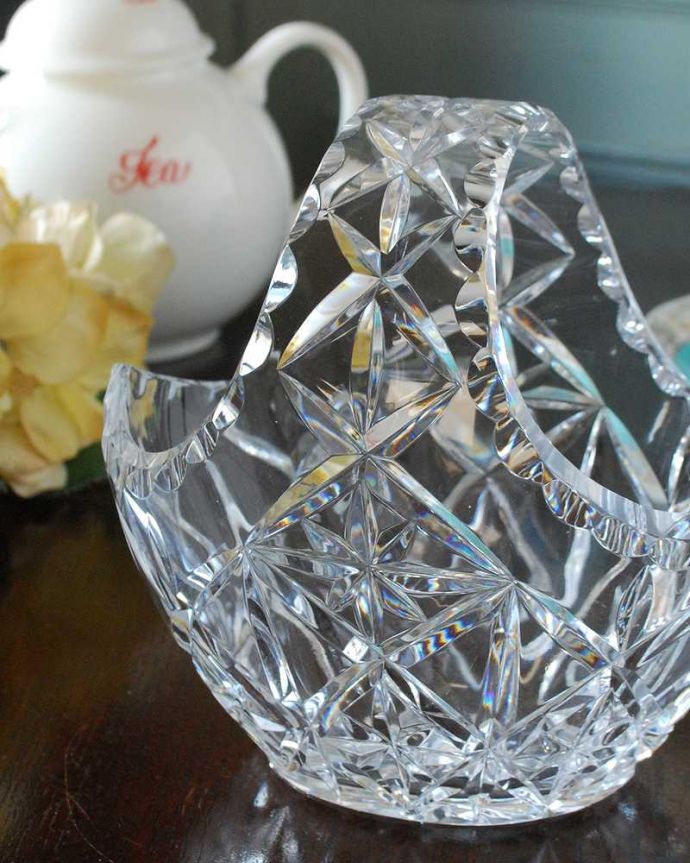 アンティーク 雑貨のガラス小物　アンティーク雑貨　アンティークのインテリア雑貨、ディスプレイにもピッタリなガラスバスケット（プレスドグラス）。ガラスで出来た持ち手付きの可愛いバスケット見ているだけで可愛いバスケットの形をしたアンティークのプレスドグラス。(pg-5438)