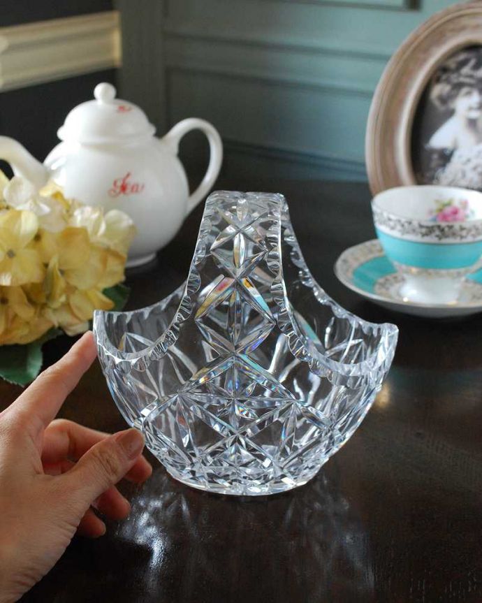 アンティーク 雑貨のガラス小物　アンティーク雑貨　アンティークのインテリア雑貨、ディスプレイにもピッタリなガラスバスケット（プレスドグラス）。サイズはこれくらいです大きいものから小さいものまでサイズがいろいろあるバスケット。(pg-5438)