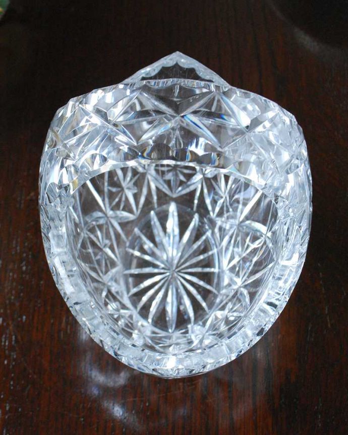 アンティーク 雑貨のガラス小物　アンティーク雑貨　アンティークのインテリア雑貨、ディスプレイにもピッタリなガラスバスケット（プレスドグラス）。上から見ると･･･アンティークなので多少のキズやカケがある場合はありますが、使用上問題はありませんのでご了承下さい。(pg-5438)