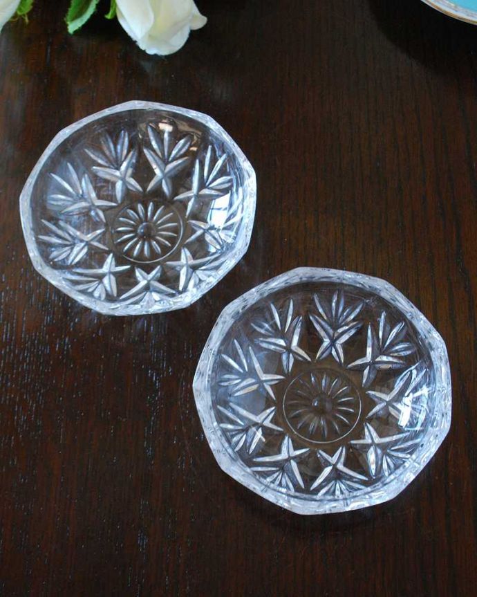 アンティーク 雑貨のガラス小物 アンティーク雑貨 きらきら輝くフタ付きアンティークガラスケース、プレスドグラスのパフケース。上から見ると・・・新品ではないので多少のキズや欠けはありますが、使用上問題のないものだけを選んできましたのでご了承下さい。(pg-5441)