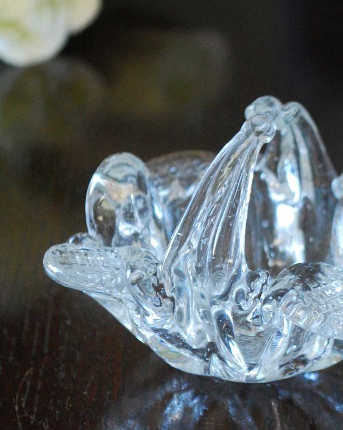 アンティーク 雑貨のガラス小物　アンティーク雑貨　小さな小さなサイズが可愛いガラスバスケット（アンティークプレスドグラス）。ガラスで出来た持ち手付きの可愛いバスケット見ているだけで可愛いバスケットの形をしたアンティークのプレスドグラス。(pg-5454)