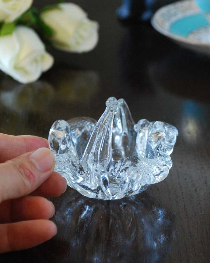 アンティーク 雑貨のガラス小物　アンティーク雑貨　小さな小さなサイズが可愛いガラスバスケット（アンティークプレスドグラス）。サイズはこれくらいです大きいものから小さいものまでサイズがいろいろあるバスケット。(pg-5454)