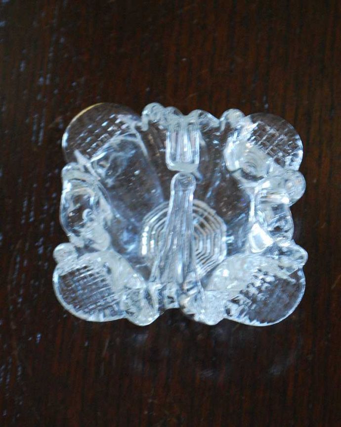 アンティーク 雑貨のガラス小物　アンティーク雑貨　小さな小さなサイズが可愛いガラスバスケット（アンティークプレスドグラス）。上から見ると･･･アンティークなので多少のキズやカケがある場合はありますが、使用上問題はありませんのでご了承下さい。(pg-5454)