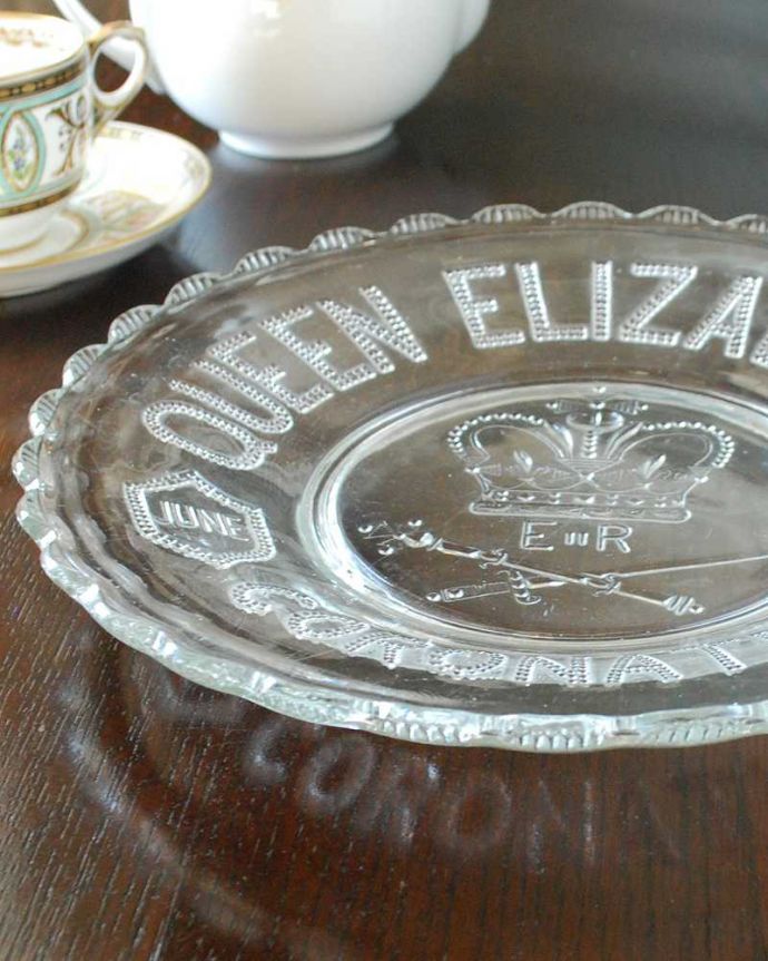 アンティーク 雑貨のガラス小物 アンティーク雑貨 1953年のアンティークコロネーションプレート(プレスドグラス)。英国王室の記念が刻まれた、コロネーションプレート今のようにテレビが発達していない時代、王室を敬愛するイギリスの人にとって、一緒にお祝いしている気分んが感じられるコロネーションは特に人気んアイテムでした。(pg-5465)