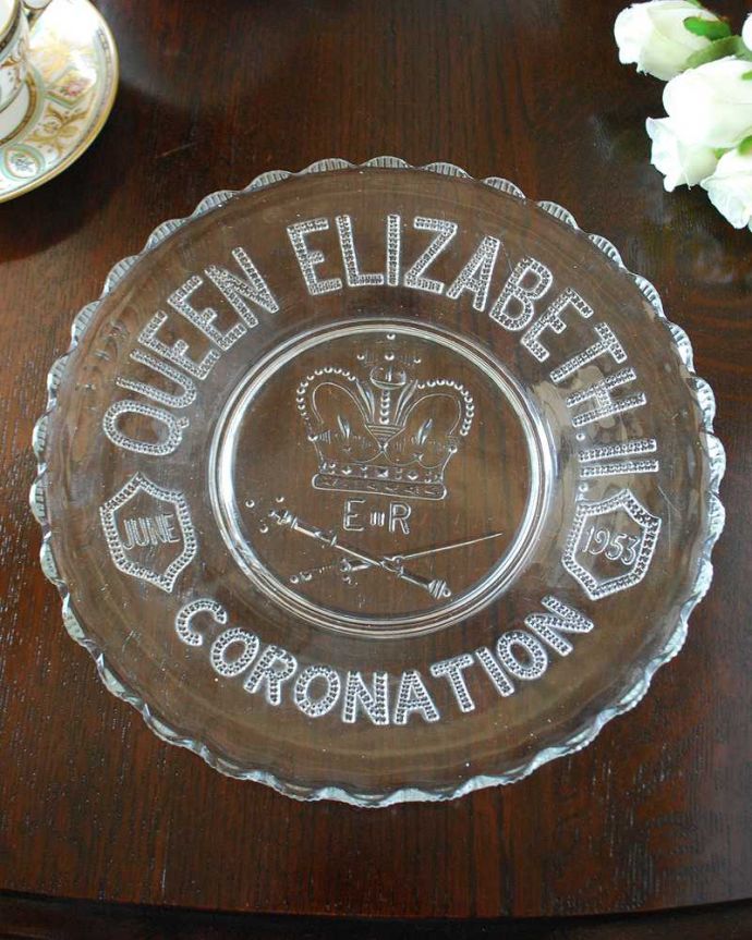 アンティーク 雑貨のガラス小物 アンティーク雑貨 1953年のアンティークコロネーションプレート(プレスドグラス)。上から見るとこんな感じアンティークなので多少のキズやカケがある場合はありますが、使用上問題はありませんのでご了承下さい。(pg-5465)