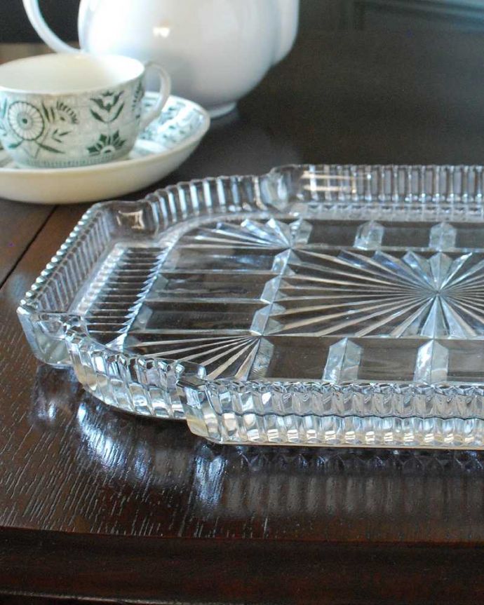 アンティーク 雑貨のガラス小物 アンティーク雑貨 ゴージャスなカッティングが輝く、アンティークプレスドグラス(ガラストレイ)。ドレッシングセットの1つだったトレイパフケースと燭台がこのトレイの上に乗せてセッティングされたドレッシングセット。(pg-5470)