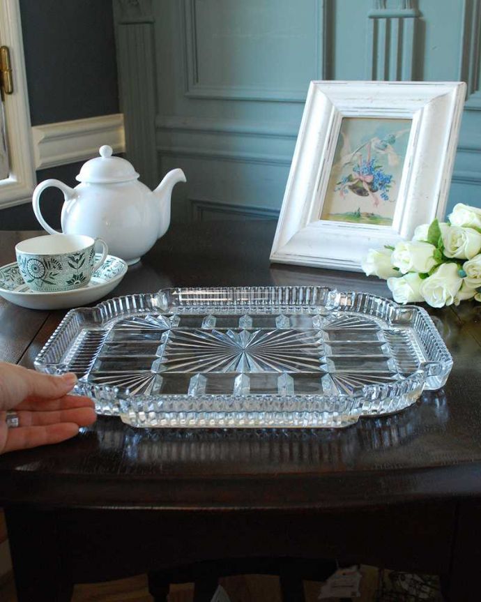 アンティーク 雑貨のガラス小物 アンティーク雑貨 ゴージャスなカッティングが輝く、アンティークプレスドグラス(ガラストレイ)。たっぷり乗せれる大きめサイズいろんなもの乗せて使える大きなトレイ。(pg-5470)