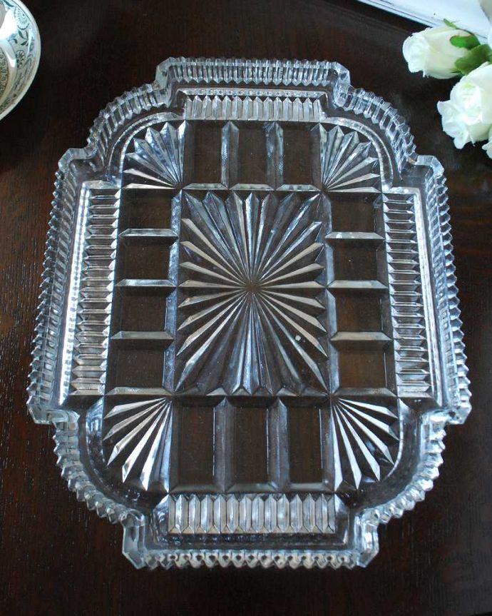 アンティーク 雑貨のガラス小物 アンティーク雑貨 ゴージャスなカッティングが輝く、アンティークプレスドグラス(ガラストレイ)。上から見ると、こんな形アンティークなので多少のキズやカケがある場合はありますが、使用上問題はありませんのでご了承下さい。(pg-5470)