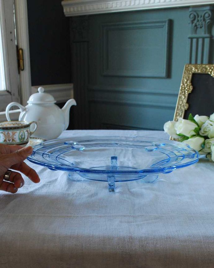 アンティーク 雑貨のガラス小物 アンティーク雑貨 爽やかなブルーが美しい脚付きの器、アンティークプレスドグラス(プレート)。いろいろ便利に使えます食卓で使うのはもちろん、アクセサリーを並べたり自分だけの使い方を楽しんで下さい。(pg-5474)
