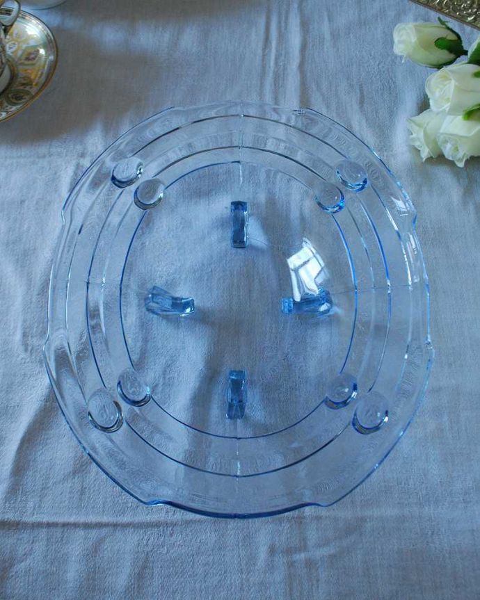 アンティーク 雑貨のガラス小物 アンティーク雑貨 爽やかなブルーが美しい脚付きの器、アンティークプレスドグラス(プレート)。上から見ると美しいデザインアンティークのため、多少の欠け・傷がある場合がありますが、使用上問題はありませんので、ご了承下さい。(pg-5474)