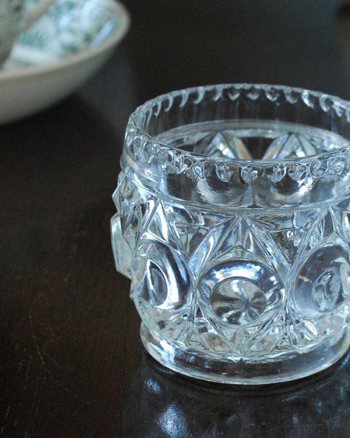 アンティーク 雑貨のガラス小物 アンティーク雑貨 イギリスから届いたアンティーク雑貨、プレスドグラスのシュガーポット。アフタヌーンティーをより楽しむ器英国の人にとって大切なアフタヌーンティー。(pg-5488)