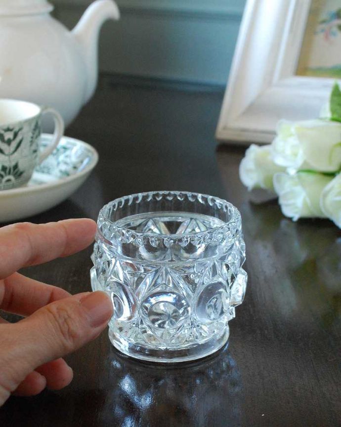 アンティーク 雑貨のガラス小物 アンティーク雑貨 イギリスから届いたアンティーク雑貨、プレスドグラスのシュガーポット。自分流の使い方で楽しんでください置いておくだけで絵になる可愛らしさ。(pg-5488)