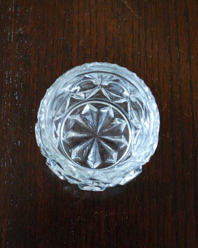 アンティーク 雑貨のガラス小物 アンティーク雑貨 イギリスから届いたアンティーク雑貨、プレスドグラスのシュガーポット。上からのぞいてみると・・・アンティークのため、多少の欠け・傷がある場合がありますが、使用上問題はありませんので、ご了承下さい。(pg-5488)