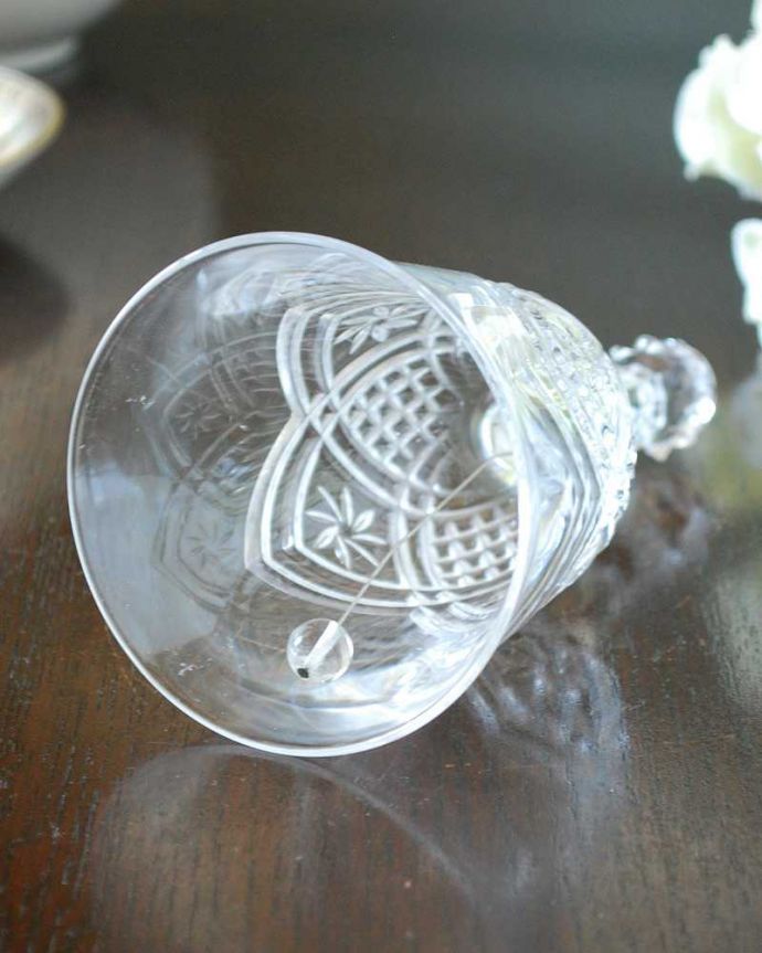 アンティーク 雑貨のガラス小物 アンティーク雑貨 輝きが美しいクリアガラスのディナーベル、イギリス輸入のアンティークプレスドグラス。キレイな音を奏でてくれますアンティークなので多少のキズやカケがある場合はありますが、きちんと鳴ります。(pg-5492)