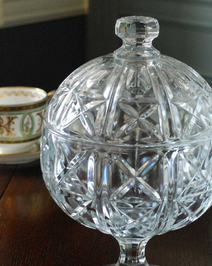 アンティーク 雑貨のガラス小物　アンティーク雑貨　脚付きの可愛いガラスケース、アンティークプレスドグラス(ボンボンケース)。何が中に入っていたのかな？今みたいにプラスチックじゃなく、昔はこんなに可愛いガラスの器にお菓子が入っていたんだなって思うだけでワクワクです。(pg-5513)