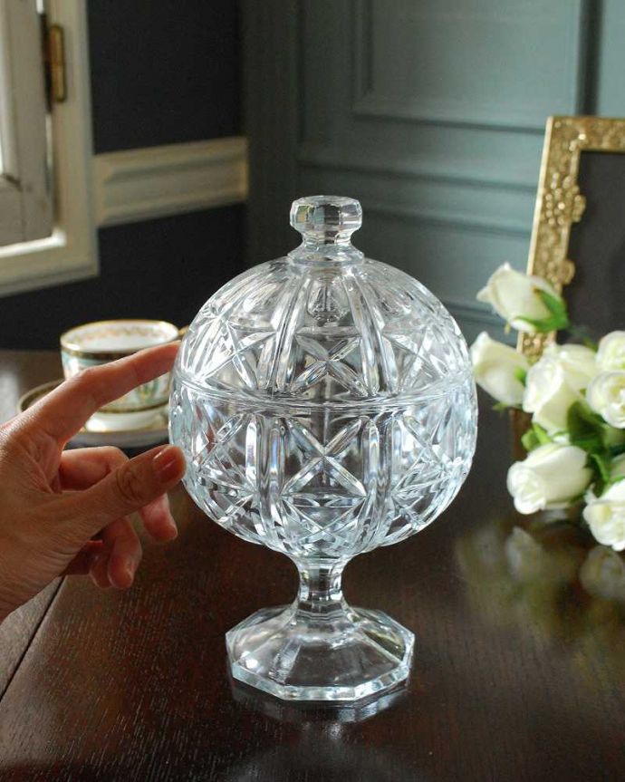 アンティーク 雑貨のガラス小物　アンティーク雑貨　脚付きの可愛いガラスケース、アンティークプレスドグラス(ボンボンケース)。ふたを開ける度にワクワク置いておくだけで絵になる可愛らしさ。(pg-5513)