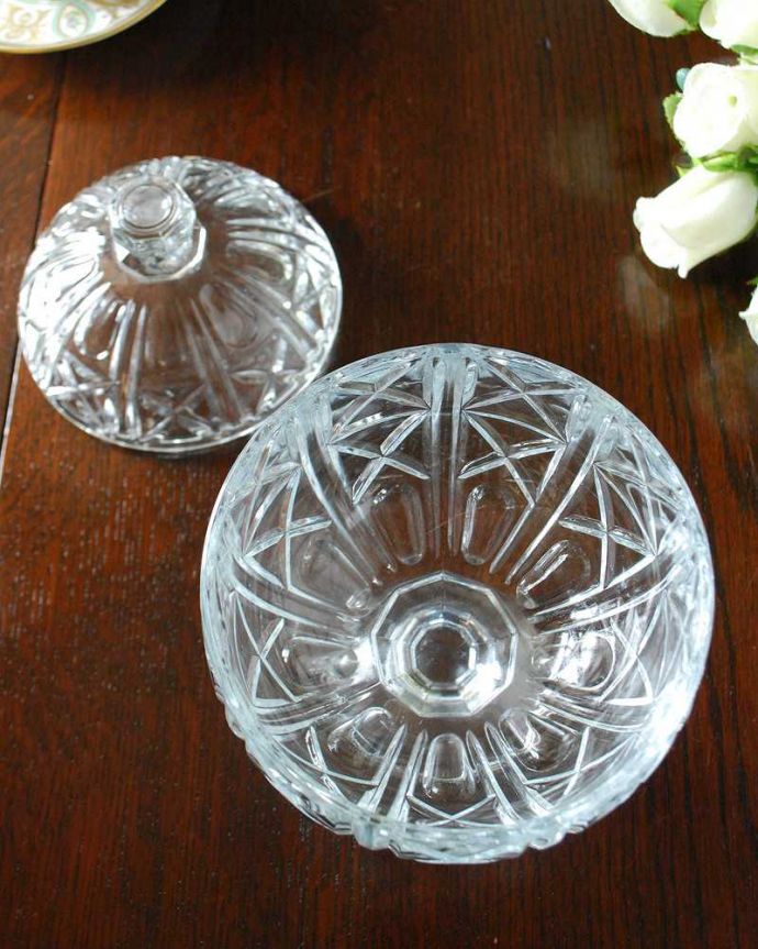 アンティーク 雑貨のガラス小物　アンティーク雑貨　脚付きの可愛いガラスケース、アンティークプレスドグラス(ボンボンケース)。中を見るとこんな感じアンティークなので多少のキズ・欠けがある場合がありますが、使用上問題ありませんのでご了承下さい。(pg-5513)