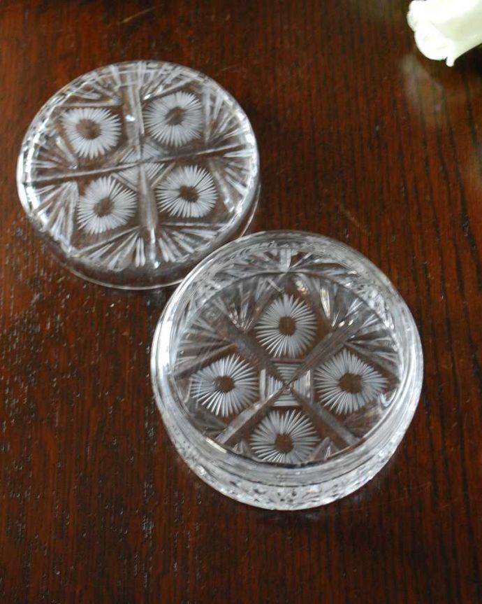 アンティーク 雑貨のガラス小物　アンティーク雑貨　お花のカッティングが刻まれた、フタ付きアンティークガラスケース（プレスドグラスのパフケース） 。上から見ると･･･新品ではないので多少のキズや欠けはありますが、使用上問題のないものだけを選んできましたのでご了承下さい。(pg-5516)