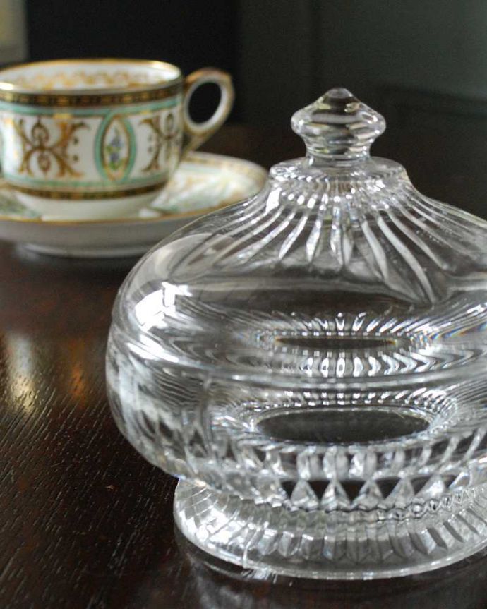アンティーク 雑貨のガラス小物 アンティーク雑貨 イギリス輸入のフタ付きアンティークガラスケース(アンティークプレスドグラス)。女性のために作られたパフボール入れもともとは女性がお化粧するためのコットンやパフを収納するために作られた器。(pg-5517)