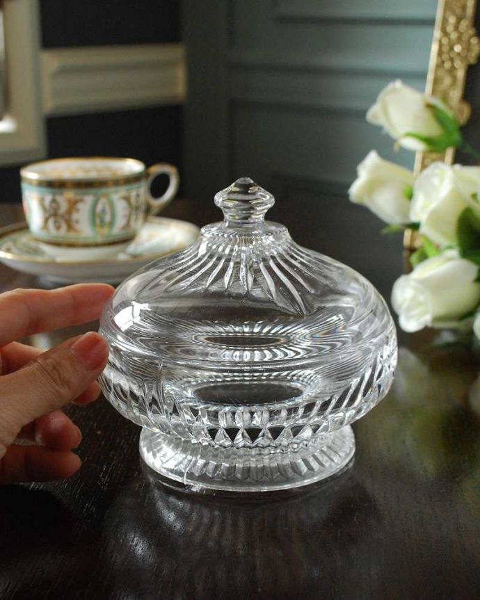 アンティーク 雑貨のガラス小物 アンティーク雑貨 イギリス輸入のフタ付きアンティークガラスケース(アンティークプレスドグラス)。ふたを開ける度にワクワク中にお菓子や文具などいろんなものを入れて使ってみて下さい。(pg-5517)