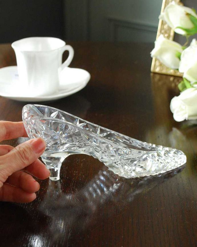 アンティーク 雑貨のガラス小物 アンティーク雑貨 お姫様のようなガラスのシューズ(靴)アンティークプレスドグラス。見ているだけでワクワクしちゃう飾っておくと、王子様が迎えに来てくれるかも?光が入る度にキラキラ輝きます。(pg-5533)