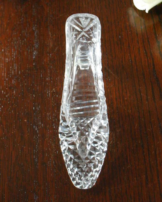 アンティーク 雑貨のガラス小物 アンティーク雑貨 お姫様のようなガラスのシューズ(靴)アンティークプレスドグラス。上から見ると、こんな形アンティークなので多少のキズやカケがある場合はありますが、使用上問題はありませんのでご了承下さい。(pg-5533)