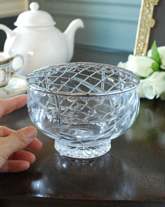 アンティーク 雑貨のガラス小物　アンティーク雑貨　リーフのカッティングが美しい花留め付きのフラワーベース（ガラスボウル）アンティークプレスドグラス。挿すだけで簡単アレンジメントお花を切って挿すだけで、あっという間に素敵なアレンジメントが出来上がります。(pg-5543)