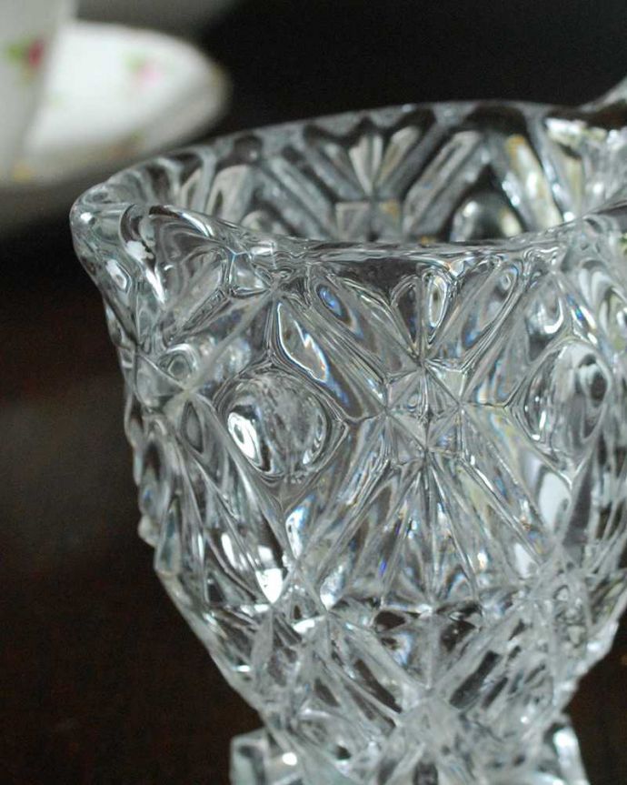 アンティーク 雑貨のガラス小物　アンティーク雑貨　ティータイムが華やぐアンティークアイテム、ガラスのミニピッチャー（ミルクジャグ）。お茶の時間に欠かせないミルクピッチャーミルクティーが大好きな英国人が作ったガラスのミルクピッチャーは、たっぷりミルクが注げるようにサイズが大きめです。(pg-5559)