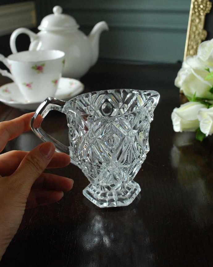 アンティーク 雑貨のガラス小物　アンティーク雑貨　ティータイムが華やぐアンティークアイテム、ガラスのミニピッチャー（ミルクジャグ）。持ち手もしっかり付いています昔と同じようにミルクを入れて使うのはもちろん使い方は自由自在。(pg-5559)