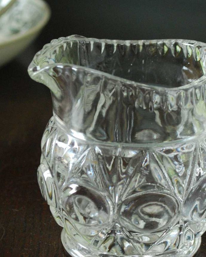 アンティーク 雑貨のガラス小物　アンティーク雑貨　縁どりがきらきら輝くアンティークガラスのミルクポット（プレスドグラス）。お茶の時間に欠かせないミルクピッチャーミルクティーが大好きな英国人が作ったガラスのミルクピッチャーは、たっぷりミルクが注げるようにサイズが大きめです。(pg-5567)