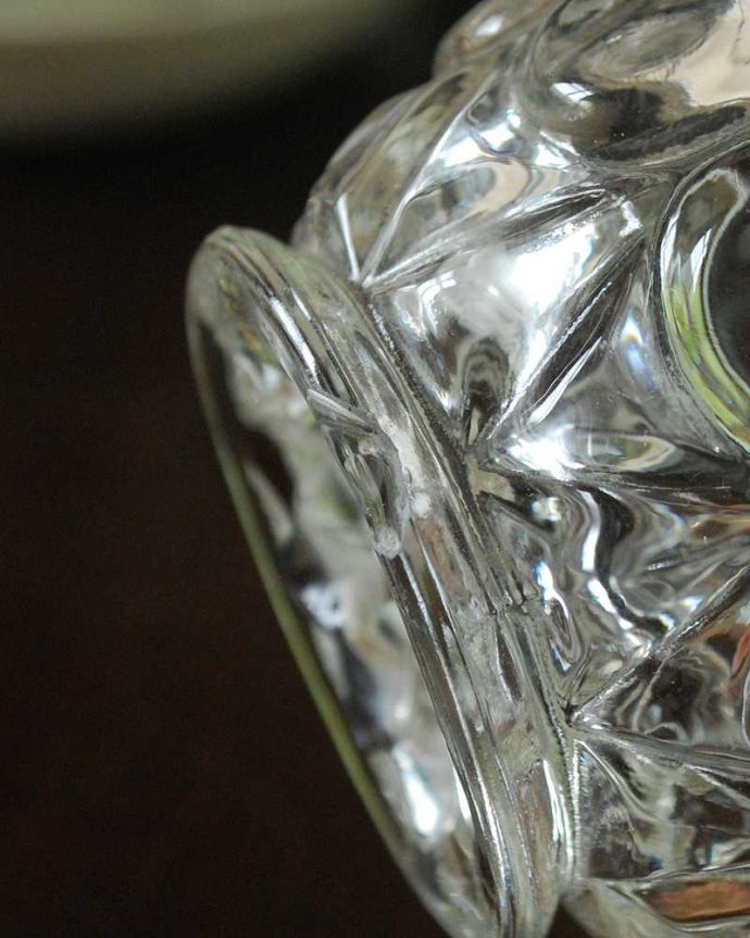 アンティーク 雑貨のガラス小物　アンティーク雑貨　縁どりがきらきら輝くアンティークガラスのミルクポット（プレスドグラス）。カケがあるのでSALE価格ですカケがありました。(pg-5567)