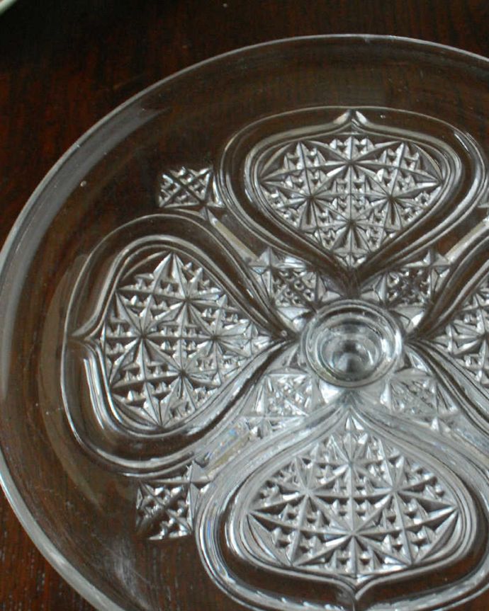 アンティーク雑貨 ４つ葉のクローバーがキレイなケーキスタンド（アンティークプレスドグラス）。センターピースとして使われた器脚が付いているケーキスタンドは、テーブルコーディネイトの中心として食卓の真ん中で華を添えるセンターピースとして使われていました。(pg-5587)