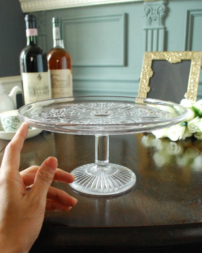 アンティーク雑貨 ４つ葉のクローバーがキレイなケーキスタンド（アンティークプレスドグラス）。たっぷり乗せて使えますホールケーキが丸ごと１台乗せれる大きさ。(pg-5587)