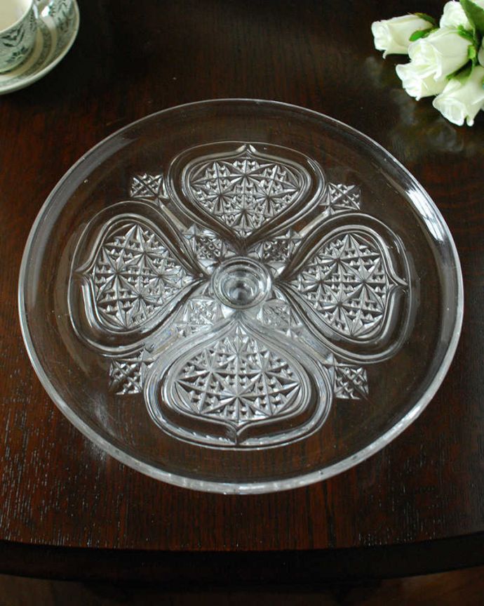 アンティーク雑貨 ４つ葉のクローバーがキレイなケーキスタンド（アンティークプレスドグラス）。上から見ると美しいデザインアンティークのため、多少の欠け・傷がある場合がありますが、使用上問題はありませんので、ご了承下さい。(pg-5587)