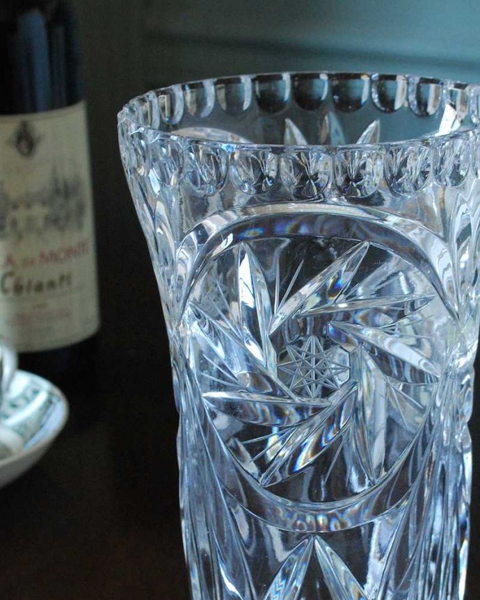 アンティーク 雑貨のガラス小物　アンティーク雑貨　縁取りまで美しいアンティークプレスドグラス、フラワーベース。光が入るとキラキラと輝きますサイズが大きなプレスドグラスは、より太陽の光を反射してキラキラと輝きます。(pg-5593)