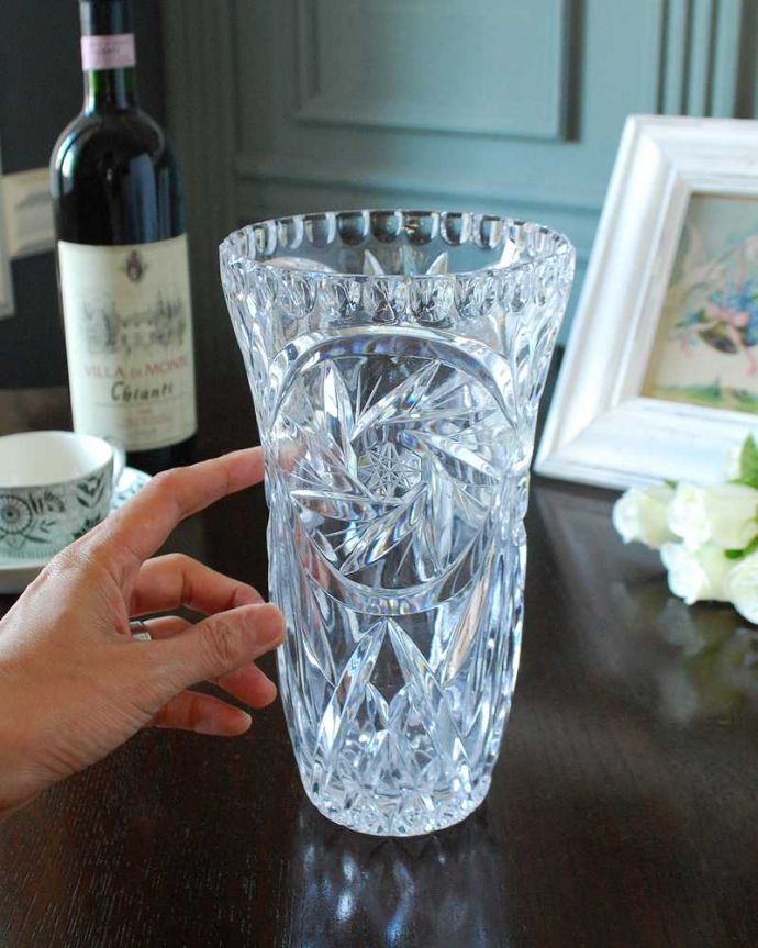 アンティーク 雑貨のガラス小物　アンティーク雑貨　縁取りまで美しいアンティークプレスドグラス、フラワーベース。置くだけで華やかな雰囲気大きなサイズの花器は、お家に1つは欲しいアイテム。(pg-5593)