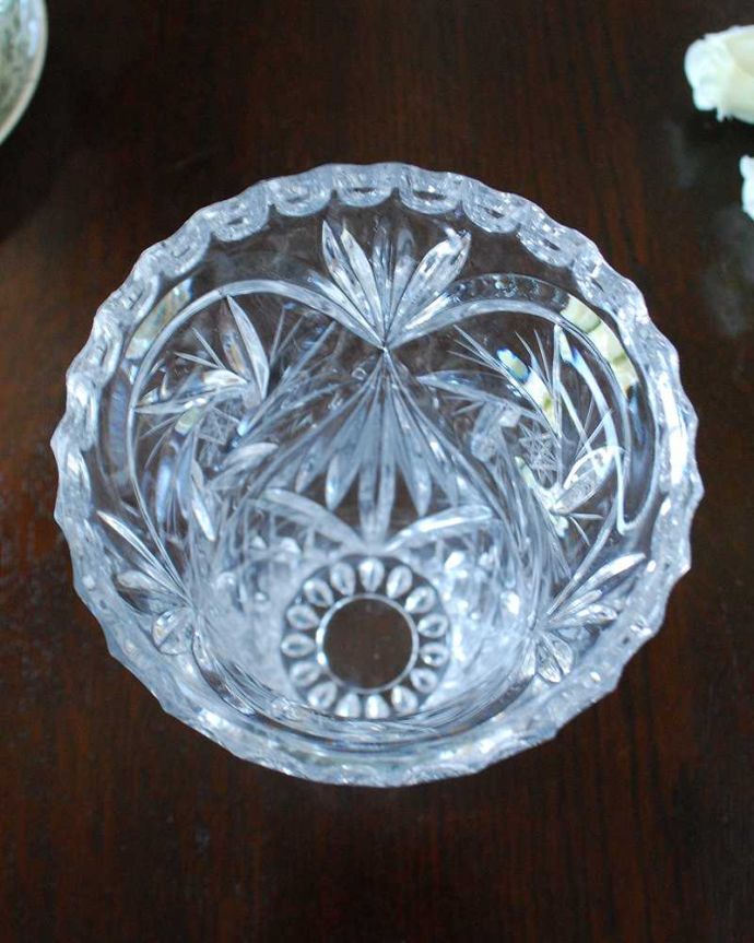 アンティーク 雑貨のガラス小物　アンティーク雑貨　縁取りまで美しいアンティークプレスドグラス、フラワーベース。上からのぞいて見ると･･･アンティークなので多少のキズ・欠けがある場合がありますが、使用上問題はありませんので、ご了承下さい。(pg-5593)
