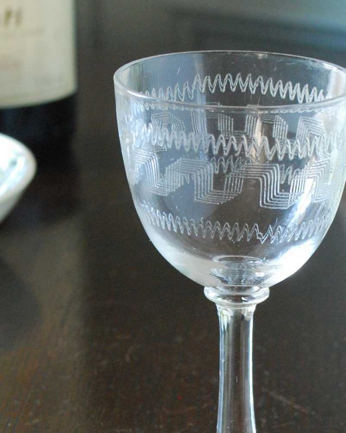 アンティーク 雑貨のガラス小物 アンティーク雑貨 ダイニングを彩るアンティークガラスの食器、美しい幾何学模様のグラス(プレスドグラス)。食卓を華やかにしてくれるテーブルグラス何を入れても美しく使えるアンティークのテーブルグラス。(pg-5595)